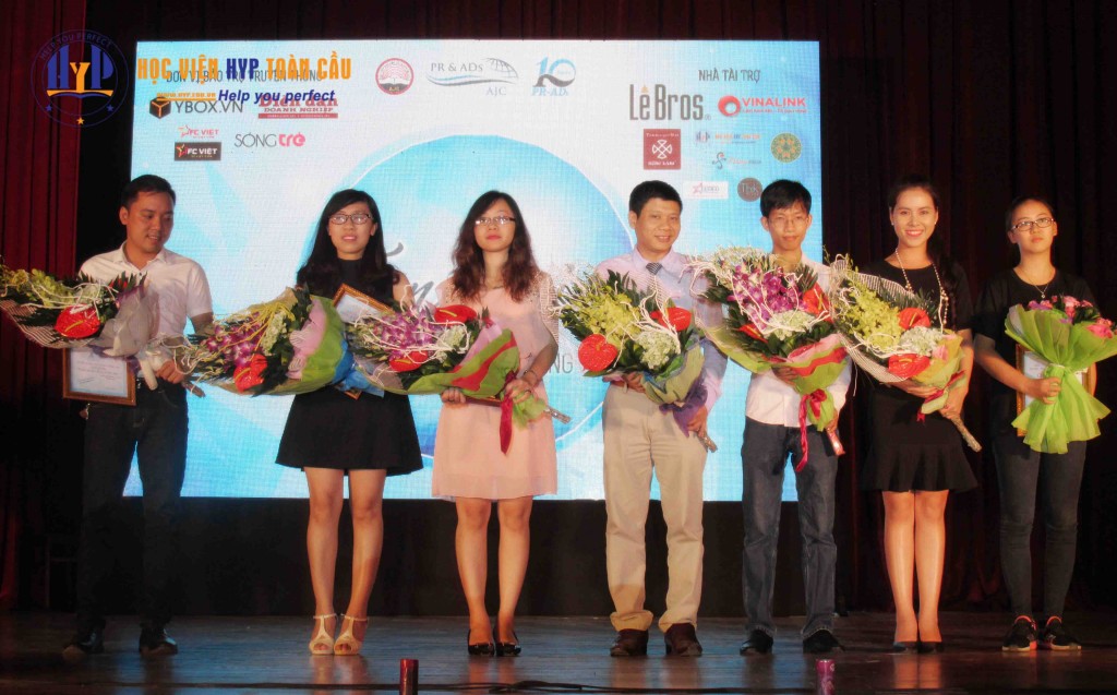 Ths Lê Anh Phương đại diện Học viện HYP Toàn cầu lên nhận hoa và giấy chứng nhận của Khoa