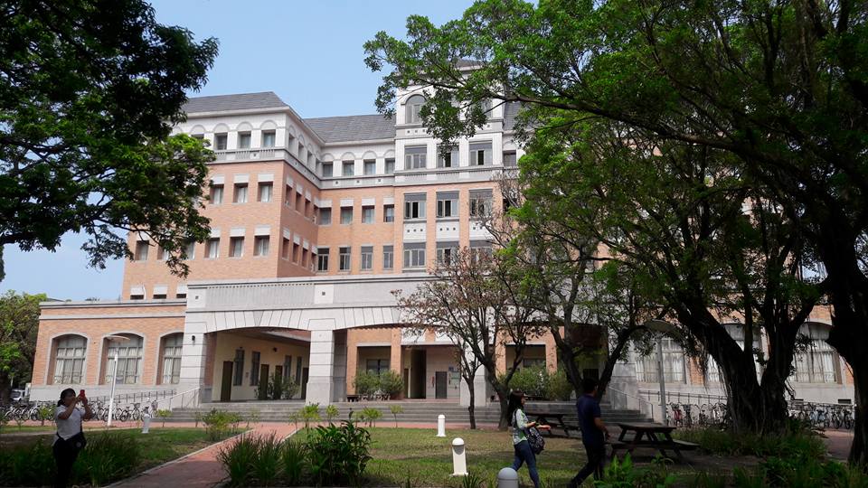  Khung cảnh phía trước trường ĐH Quốc gia Formosa 