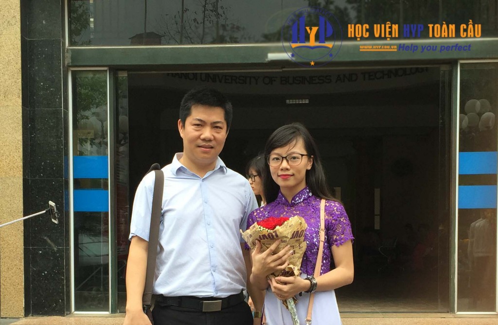  TS Nguyễn Văn Hòa chụp ảnh cùng bạn Nguyễn Ánh Ngọc - đạt 9,9 điểm bảo vệ luận văn 