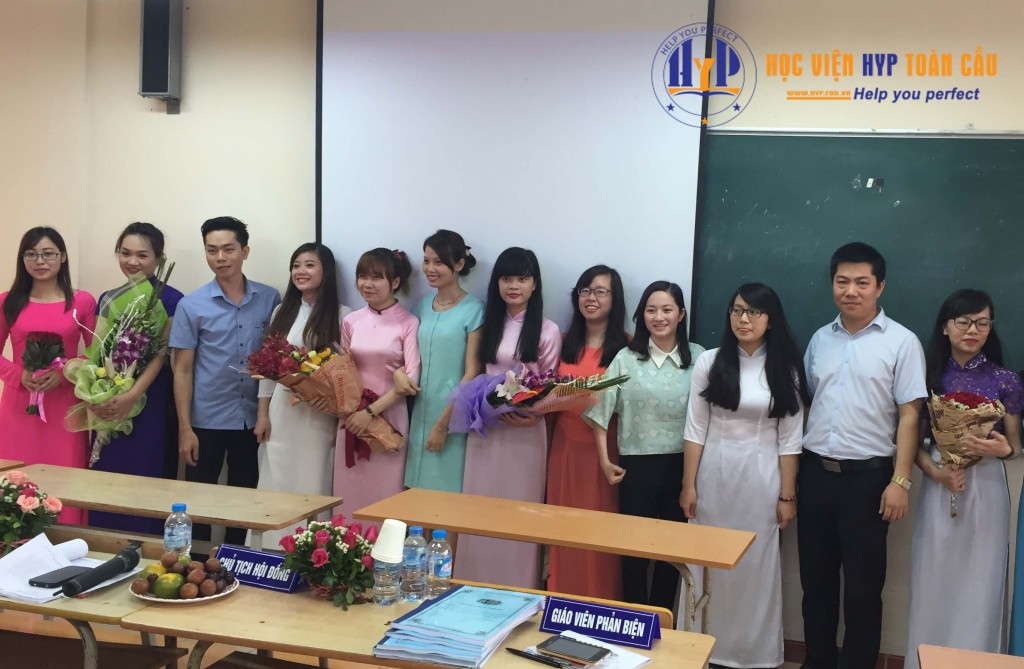  TS Nguyễn Văn Hòa (thứ 2 từ phải qua) chụp ảnh cùng các bạn sinh viên trong kỳ bảo vệ luận văn tốt nghiệp 