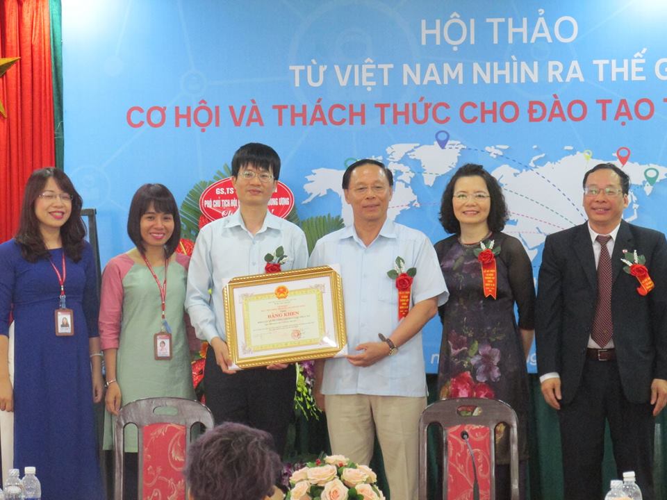 Đại diện lãnh đạo Học viện Chính trị Quốc gia HCM trao tặng bằng khen cho Khoa Quan hệ CC và QC 