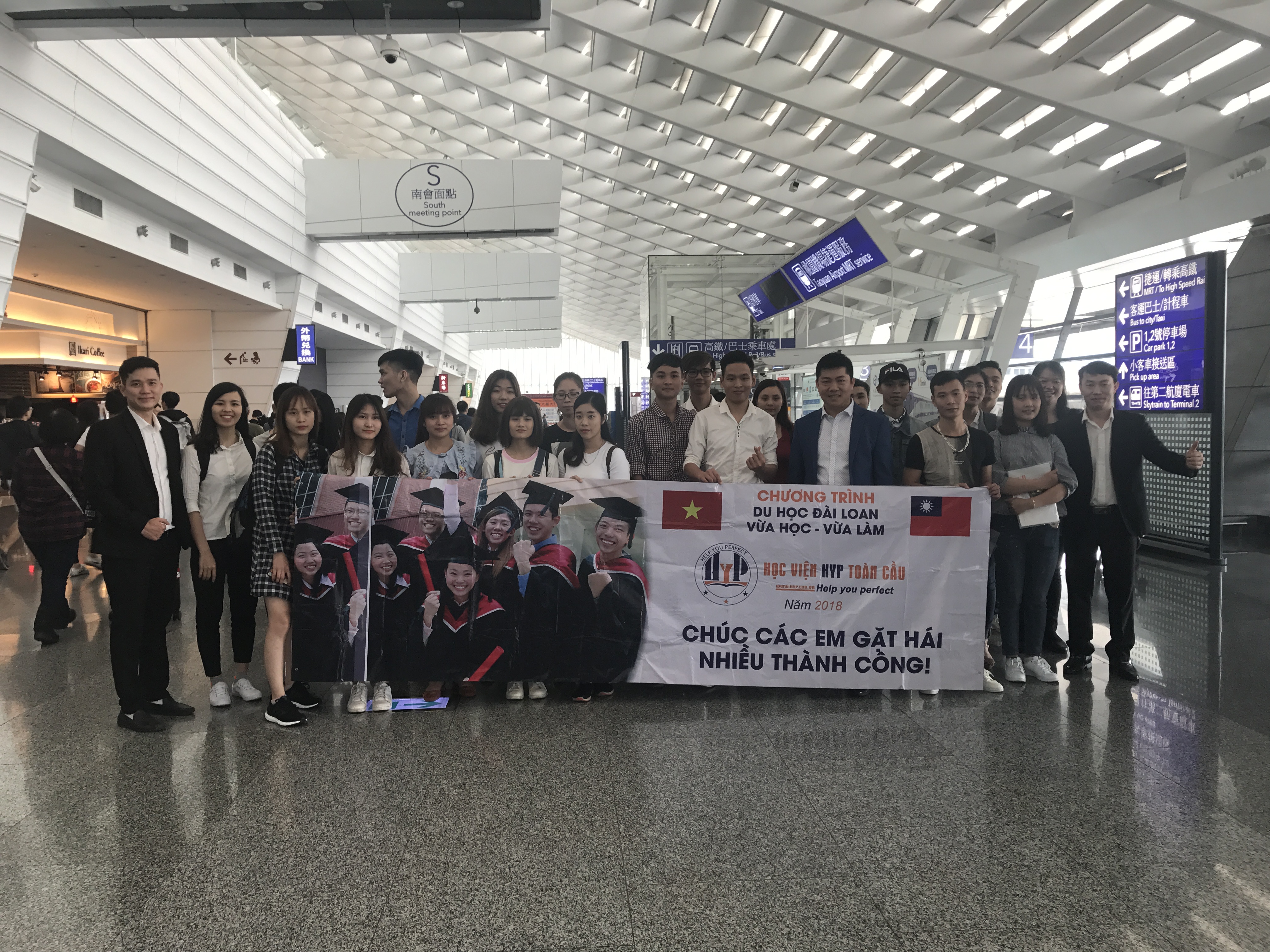 Học viện HYP Toàn Cầu và du học sinh tại sân bay Đào Viên - Đài Loan